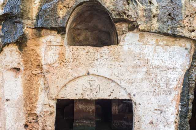 Una millenaria chiesa affrescata e 13 grotte: � il Casale dei santi Andrea e Procopio di Monopoli